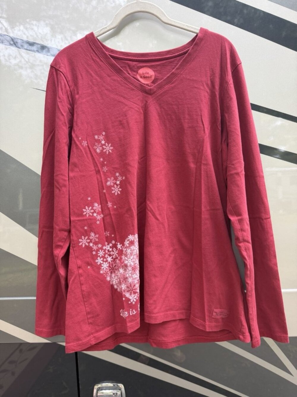 Life is Good Crusher classic burgundy v-neck snowflakes hearts holiday tshirt L